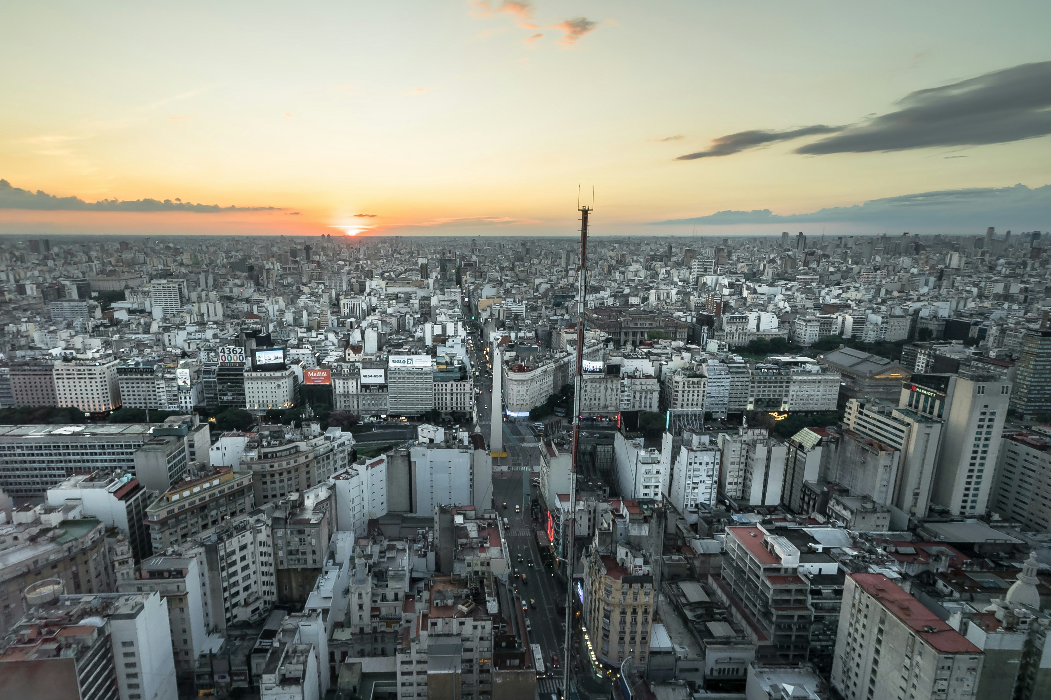 Vista aérea del skyline de Buenos Aires con torres residenciales